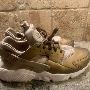 Women’s air huarache like new size 12